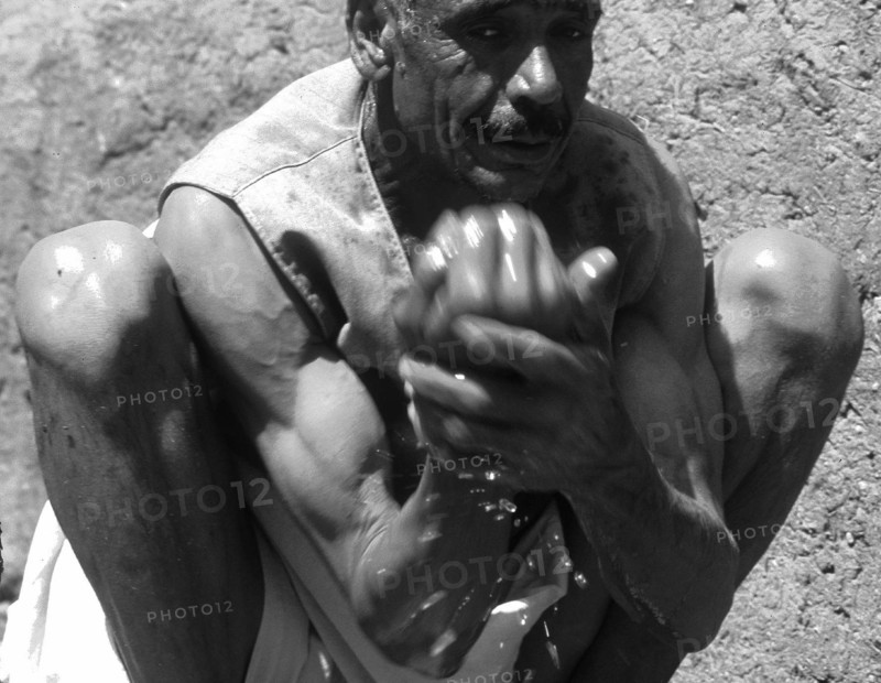 Homme se lavant dans la rivière, près de la vieille ville de Gurna, Egypte.