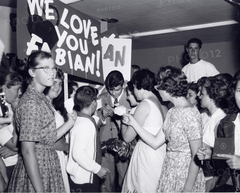 Entertainment News - April 4, 1960