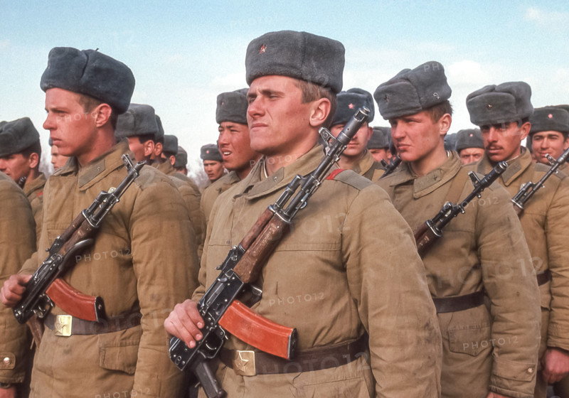 Last Soviet Troops Depart Afghanistan 1989