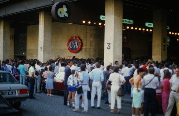 Spectateurs attendant d'entrer sur le plateau de la Roue de la Fortune