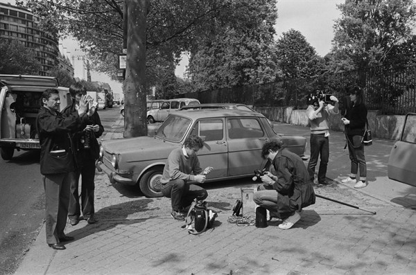 Journalistes préparant leur matériel