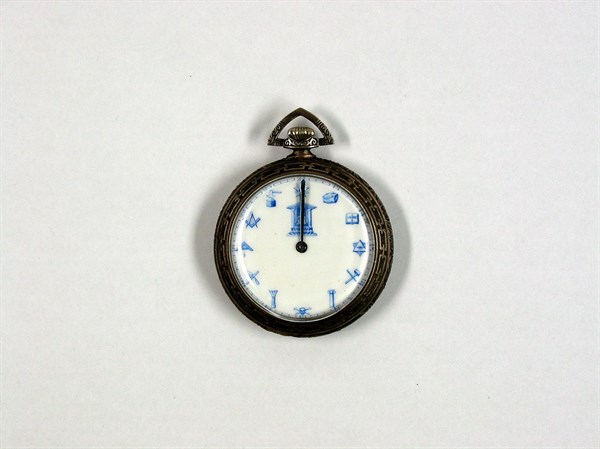 Pécou, Cadran émaillé d’horloge comtoise à décors maçonniques.