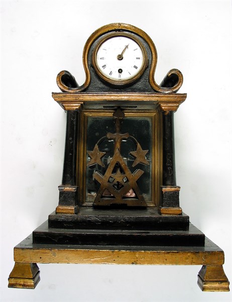 Pendule artisanale en bois.