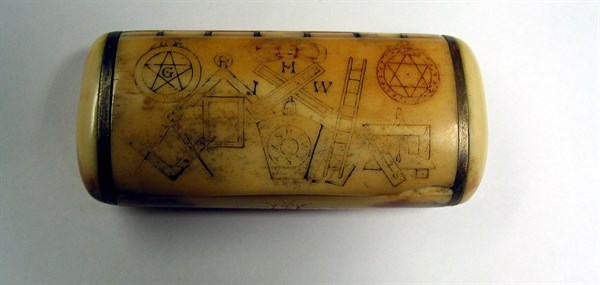 Snuffbox with Masonic decoration.