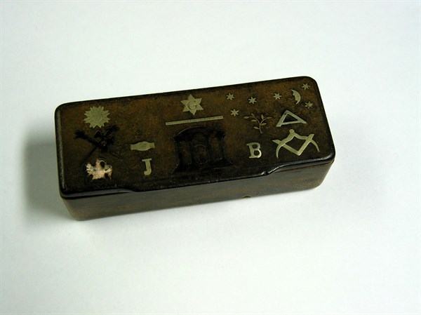French wooden snuffbox with Masonic motifs.