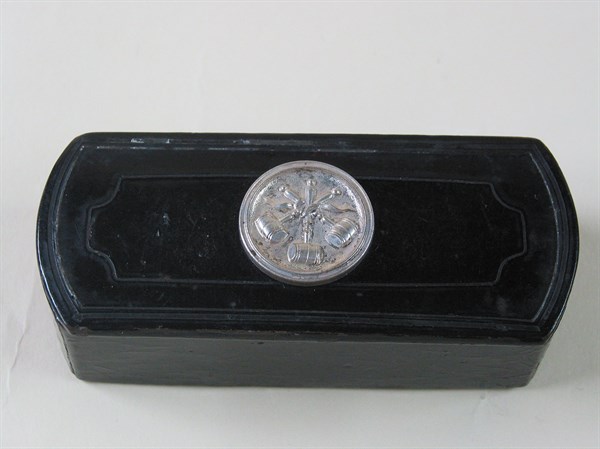 Horn snuffbox.