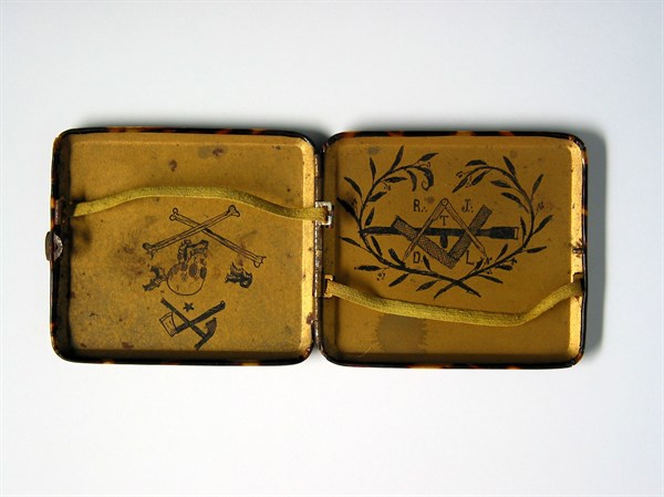 Porte cigarettes à motifs maçonniques.