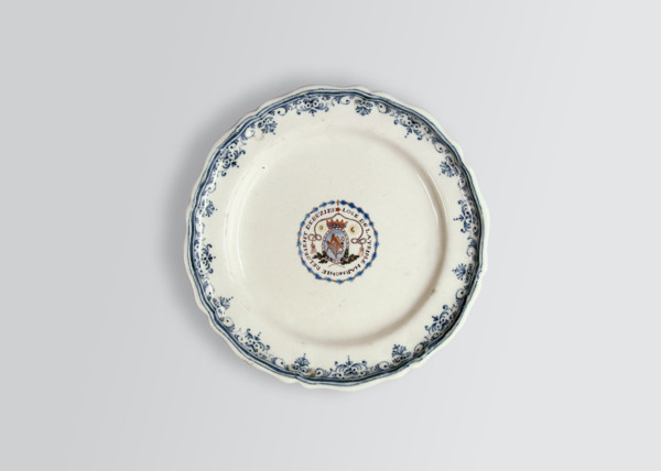 Assiette en faïence.