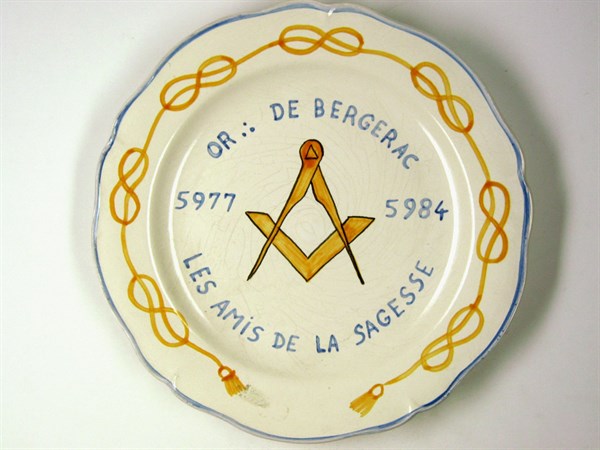 Assiette en faïence à décor maçonnique.