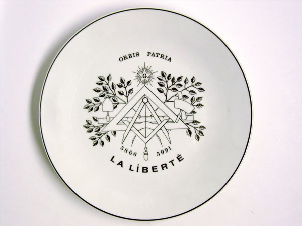 Assiette en faïence à décor maçonnique.