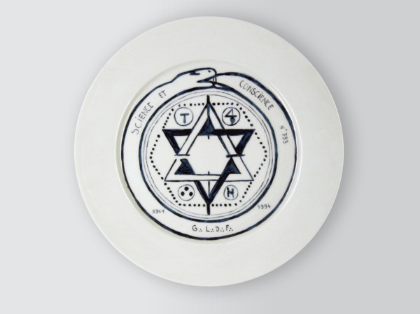 Assiette en faïence à décor maçonnique.