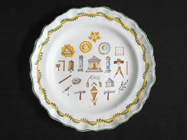 Assiette en faïence.