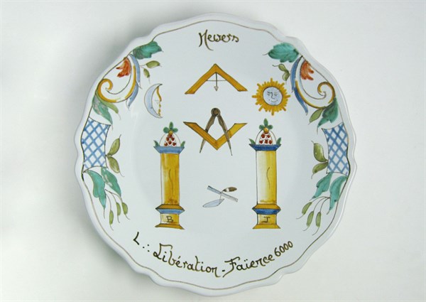 Assiette en faïence.