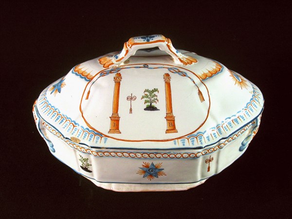Vegetable tureen with Masonic decoration.