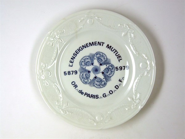 Assiette en porcelaine.