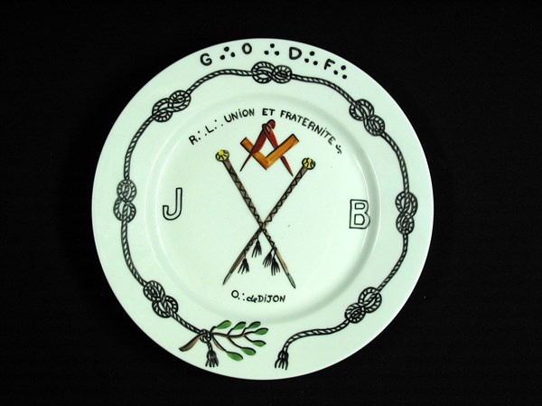 Assiette en porcelaine.