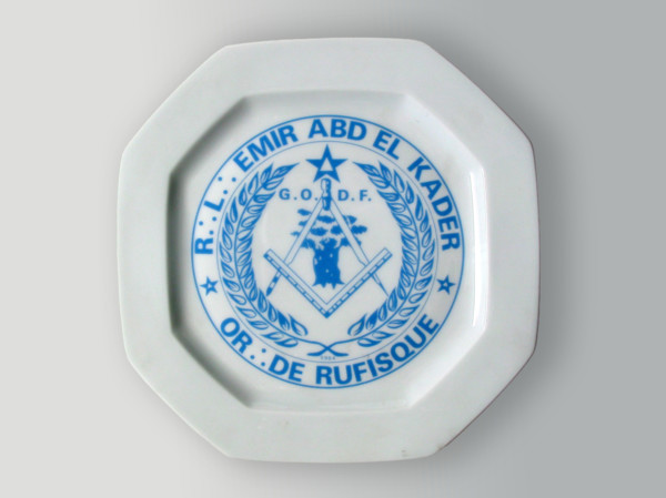 Assiette octogonale en porcelaine.
