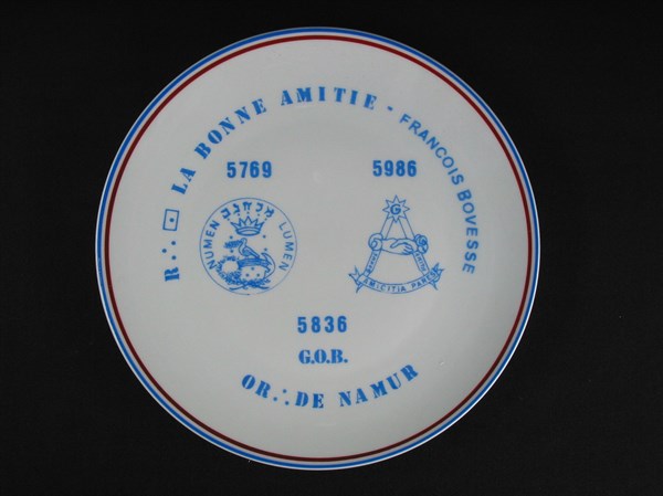 Assiette en porcelaine.