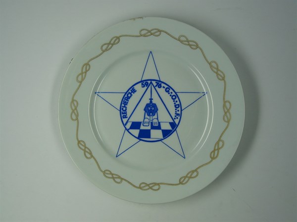 Assiette en porcelaine.