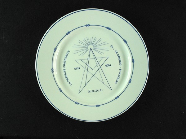 Assiette en porcelaine.