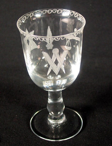 Verre tulipe anglais à décors maçonniques gravés