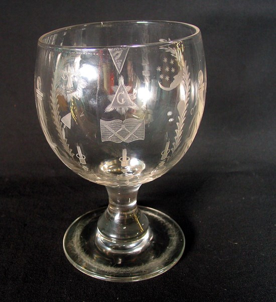Grand verre anglais à pied à décors maçonniques
