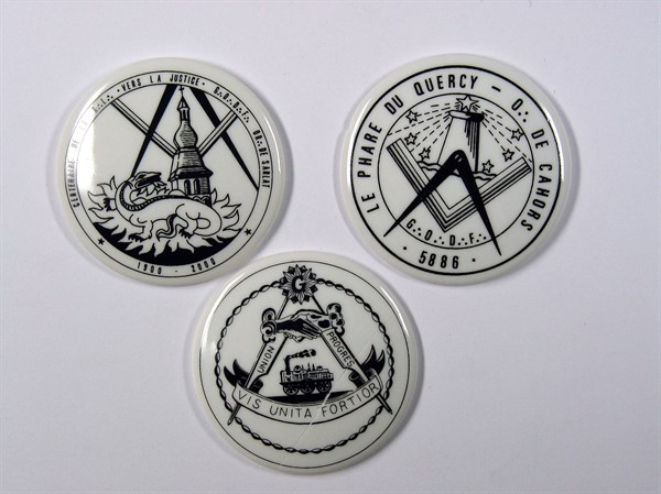 Porcelain token with Masonic decoration.