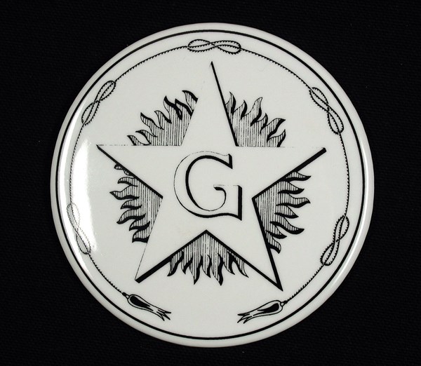 Jeton en porcelaine à décors maçonniques