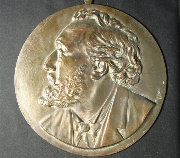Médaillon en fonte, portrait de Léon Gambetta (1838-1882), 38 cm, vers 1880.