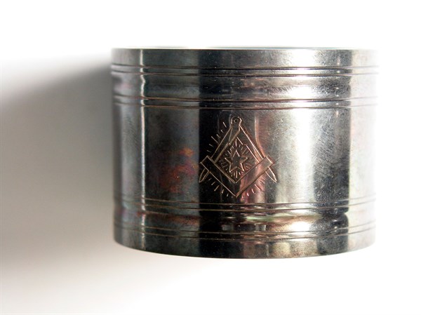 Napkin ring in silver-plated metal with Masonic decoration.