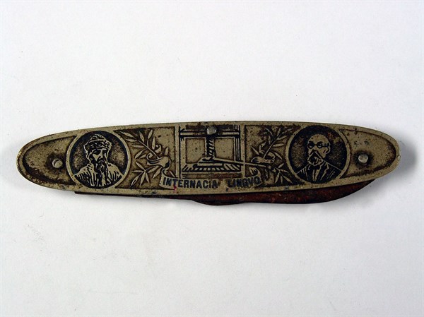 Couteau en métal de la Maison Gloton en faveur de l’espéranto, environ 8 cm, milieu du 20e siècle.