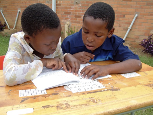 Ecoliers apprenant à lire