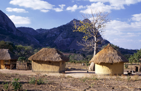 AFRICAN HUTS, RUTENGA, ZIMBABWE