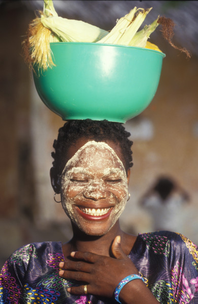 AB0027, Mozambique,1990's: Mozambique A lady carrying mealies, traditional, food, crops