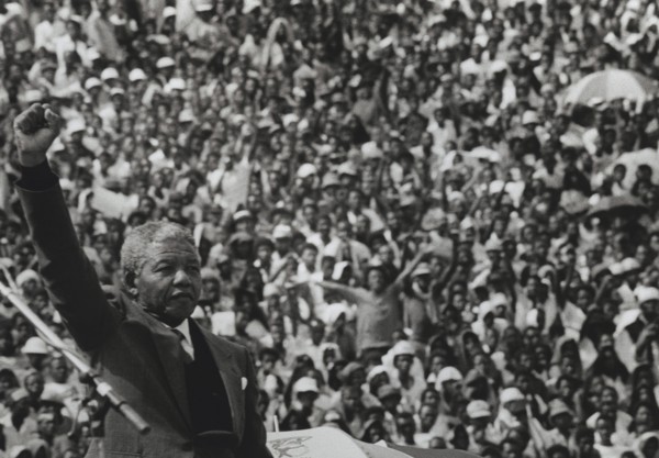 Mandela saluant la foule, 1990