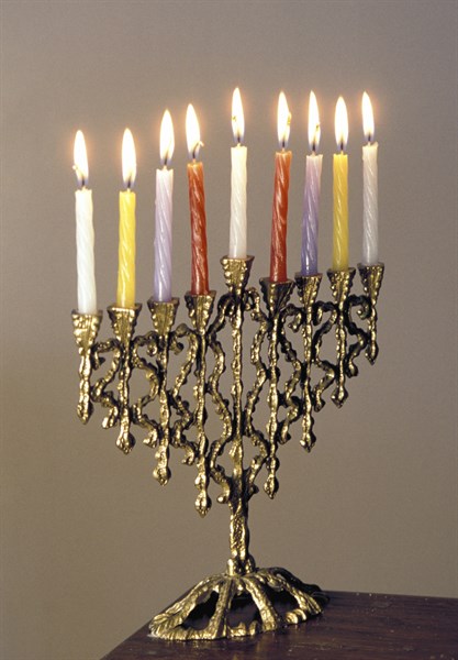 Chandelier a neuf branches celebrant le judaisme a Hannukah