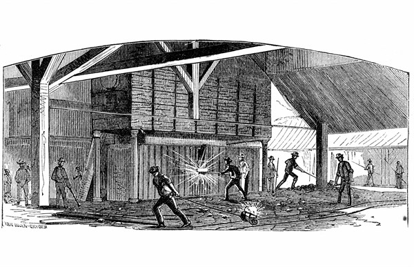 Travail du fer : ouvriers transportant des boules de fer du four jusqu'a la machine a mouler a serrage par pression