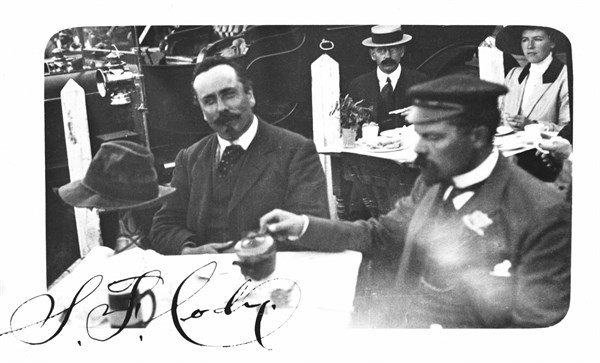 Cody, Samuel Franklin (1862-1913), aviateur britannique d'origine americaine