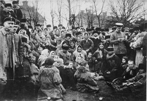 Foule en plein-air en Russie