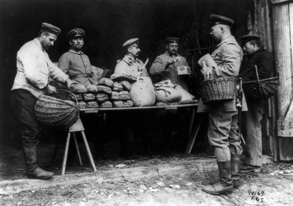 Soldats allemands autour d'une table où le pain est servi