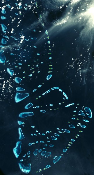 Vue satellite des atolls Malosmadulu aux Maldives