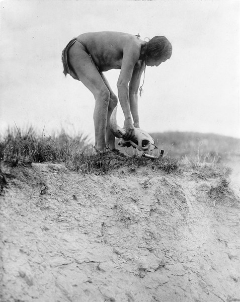 Hu ka-lowa pifire-carrier bringing the skull 1908