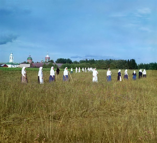 Russian peasant women work on the land during summer in Tsarist Russia 1905