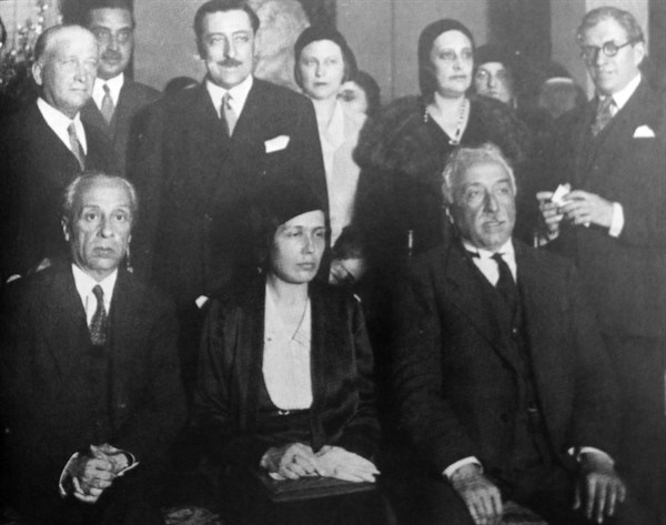 Victoria Kent flanked by President of the Republic