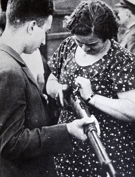 Republican supporters prepare to defend positions in Madrid