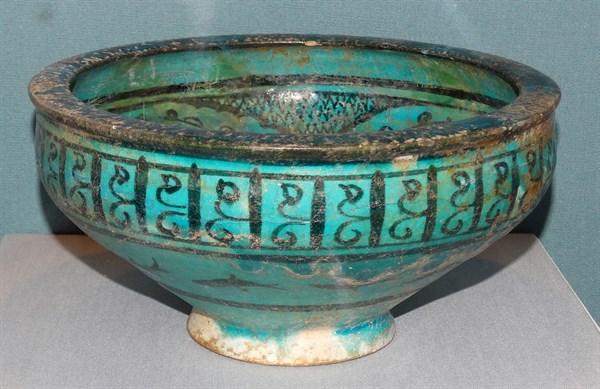 Glazed stonepaste bowl. Persian, Iran, AD 1400-1500