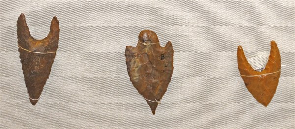 Flint arrowheads, lance heads and knives
