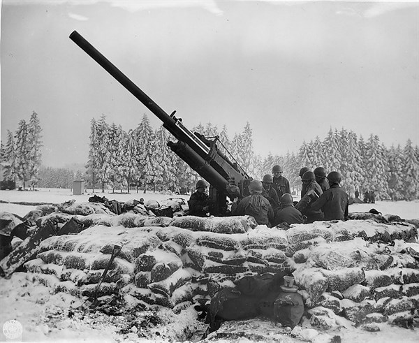 World war two: Gun crew of the US army ‘Black Widow’, 90 mm anti aircraft gun dug in outside Bastogne, Belgium 1945