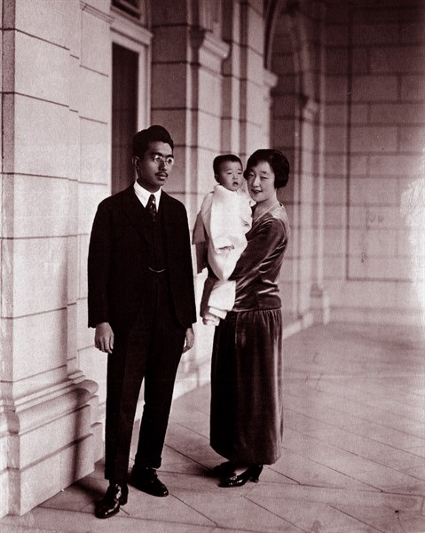 Photograph of Emperor Sh?wa with his family