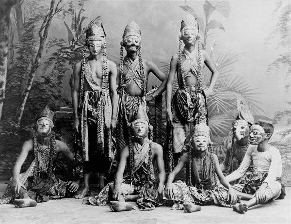 Masked men of the theatre acting in 'Topéing